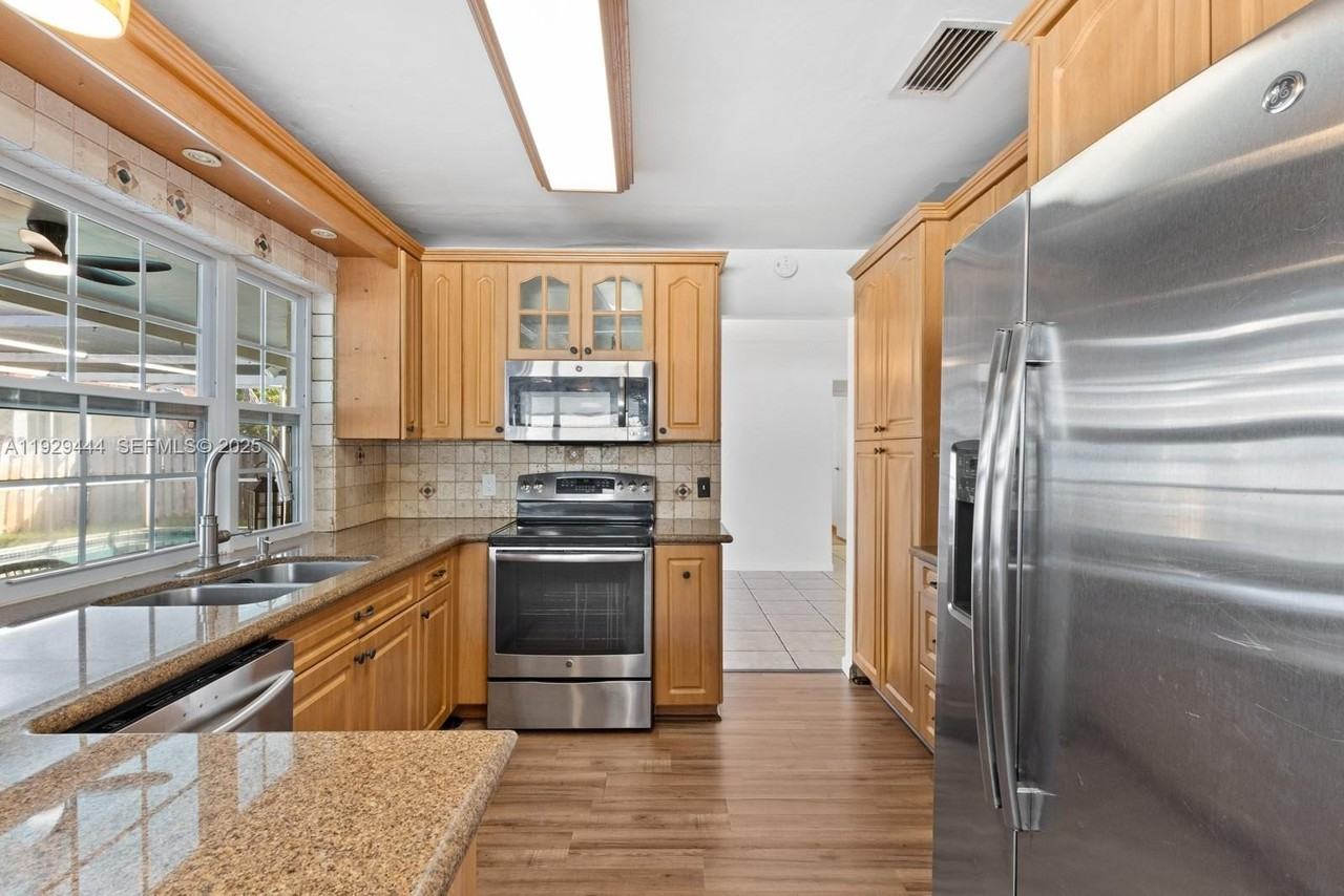 11431 Northwest 29th Street - Photo 7 of 24