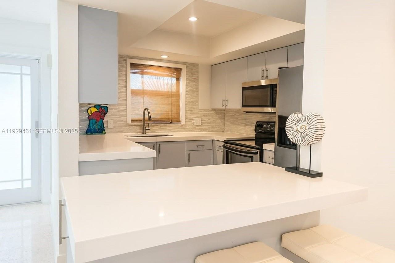 1987 Northeast 123rd Street - Photo 6 of 11