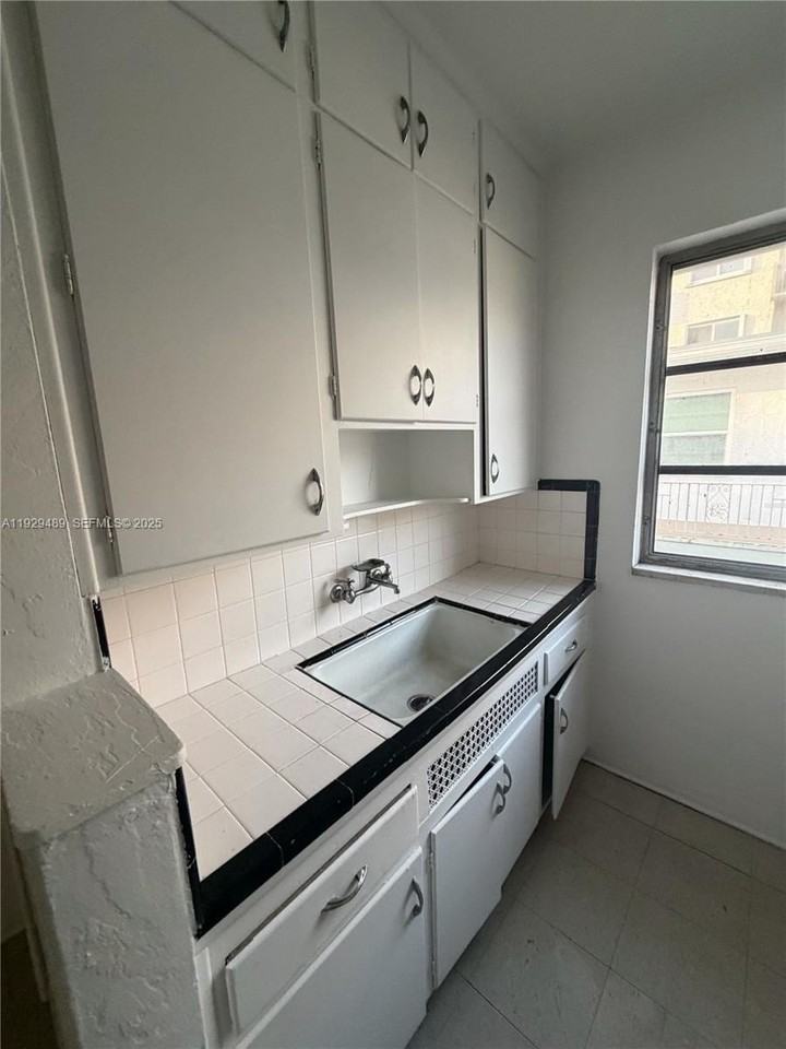 905 16th Street #8 - Photo 2 of 10