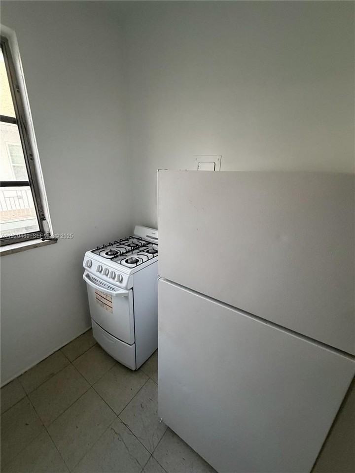 905 16th Street #8 - Photo 3 of 10