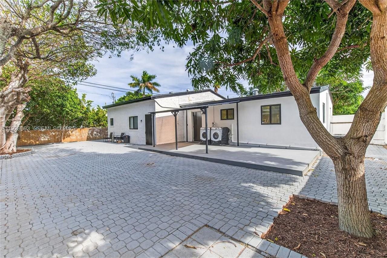 2633 Northeast 13th Avenue #1 - Photo 2 of 28