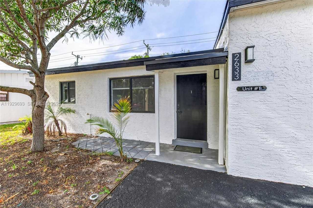 2633 Northeast 13th Avenue #1 - Photo 3 of 28