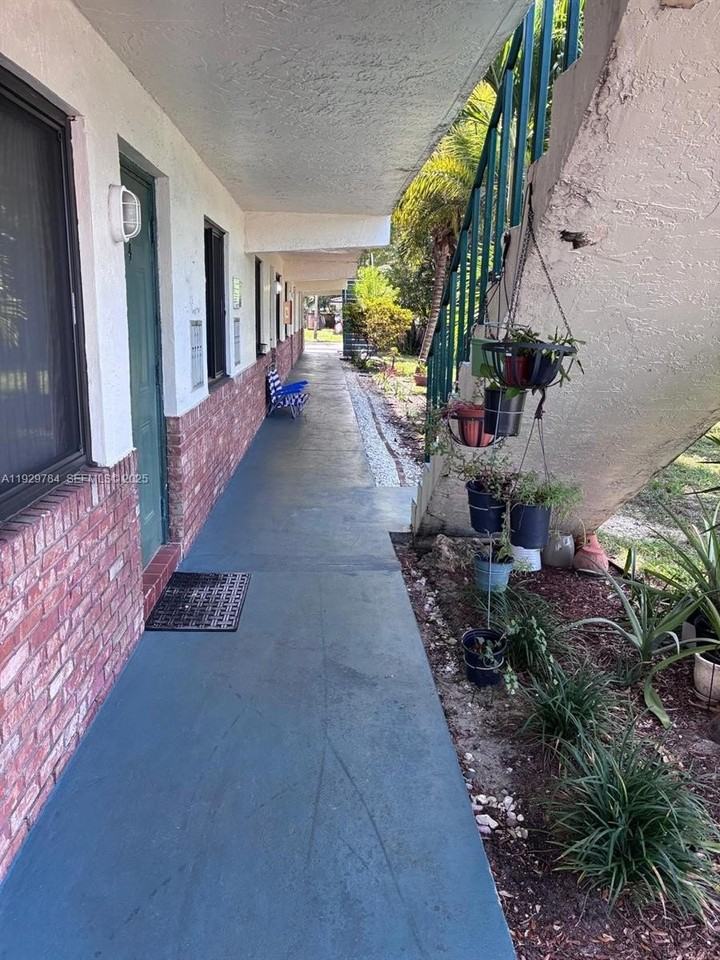 1028 Northeast 39th Drive #1 - Photo 3 of 11