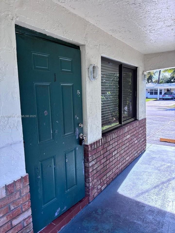 1028 Northeast 39th Drive #1 - Photo 4 of 11