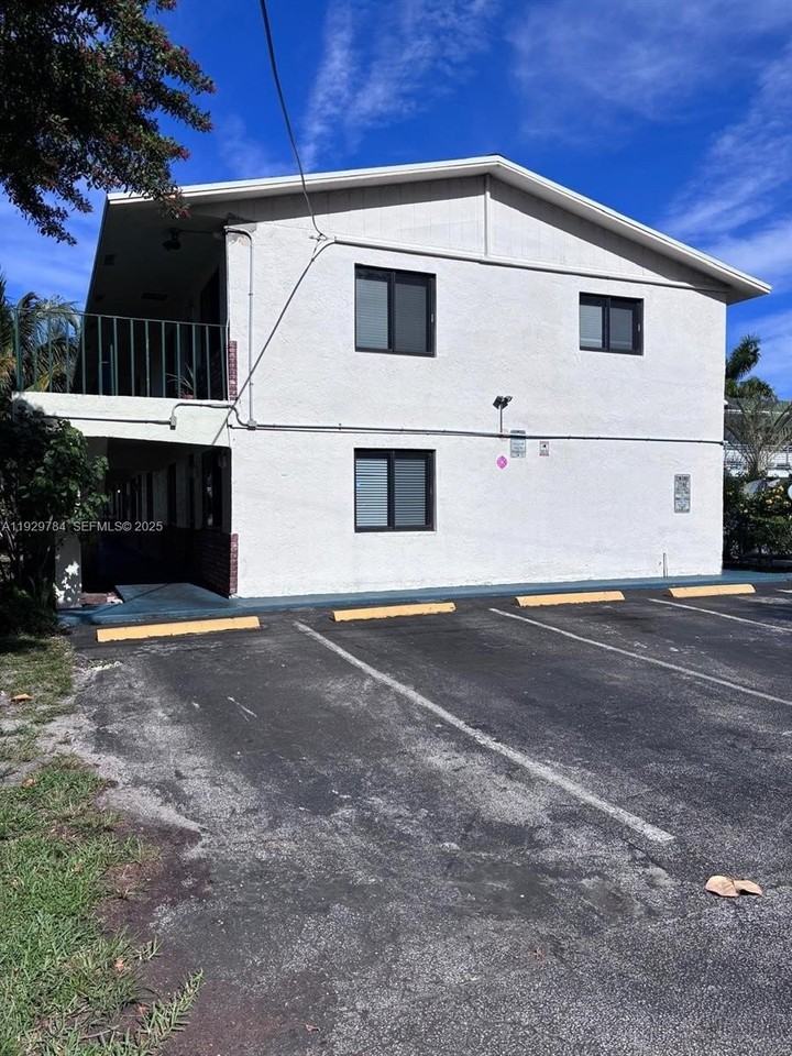 1028 Northeast 39th Drive #1 - Photo 5 of 11