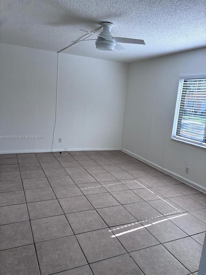 1028 Northeast 39th Drive #1 - Photo 7 of 11