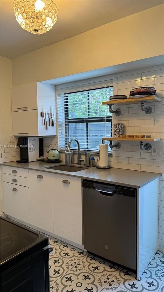 2 Ne 44th St #4 - Photo 7 of 12