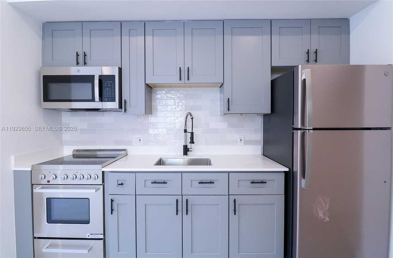 221 Sw 11th Ave #1 - Photo 2 of 16