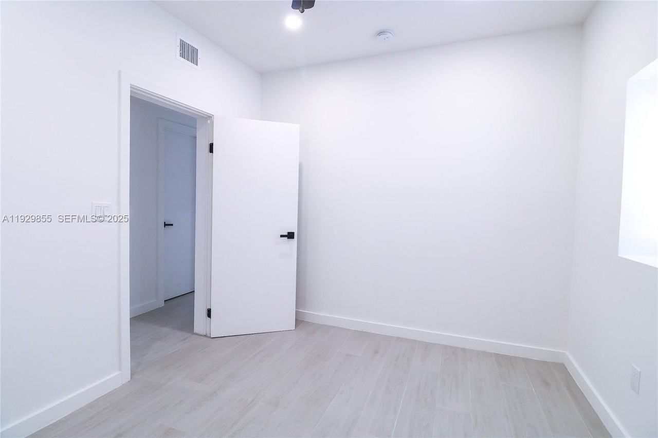 221 Sw 11th Ave #1 - Photo 6 of 16