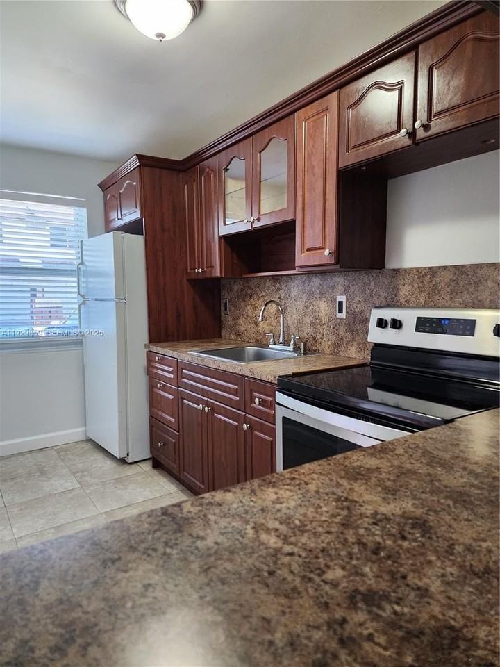 401 Sw 109th Ave #24 - Photo 4 of 14