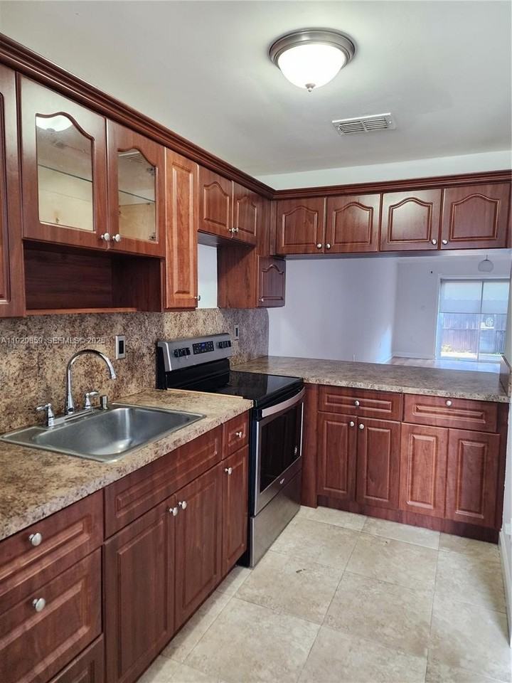 401 Sw 109th Ave #24 - Photo 5 of 14