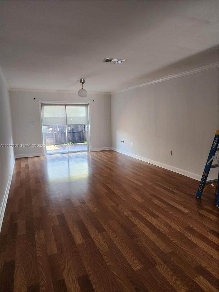 401 Sw 109th Ave #24 - Photo 6 of 14