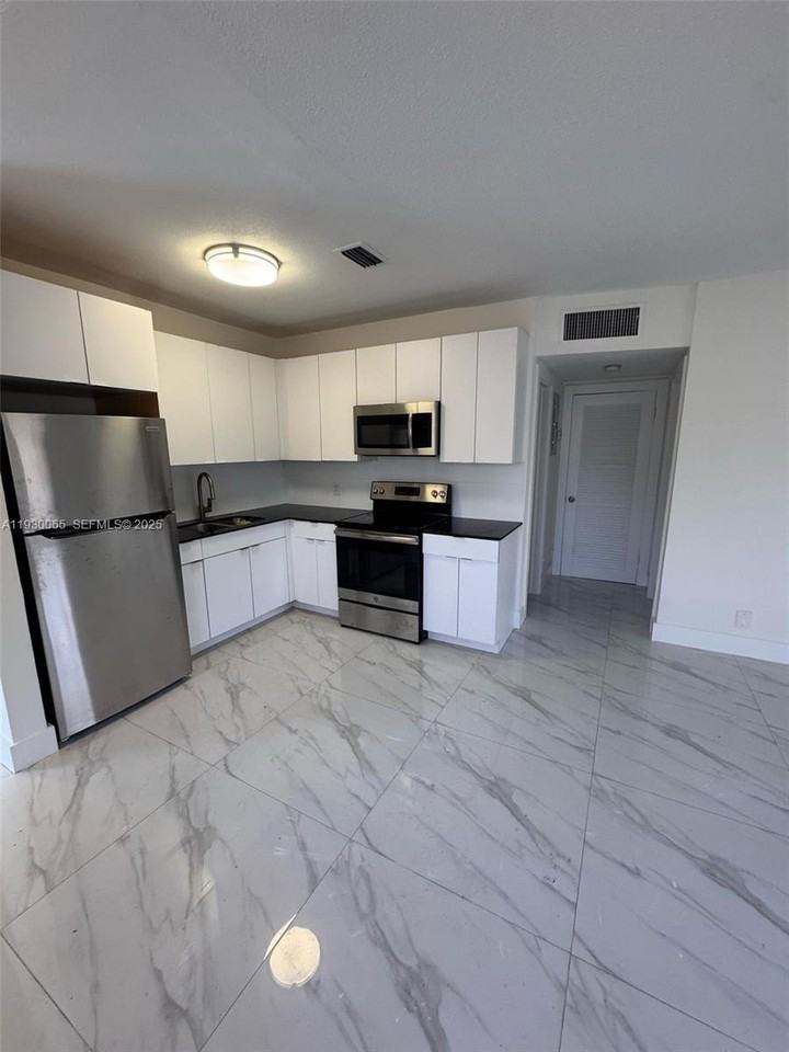 5731 Northeast 18th Avenue #4 - Photo 5 of 13