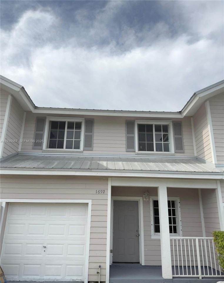 1692 SE 9th Ave #1692 - Photo 4 of 19