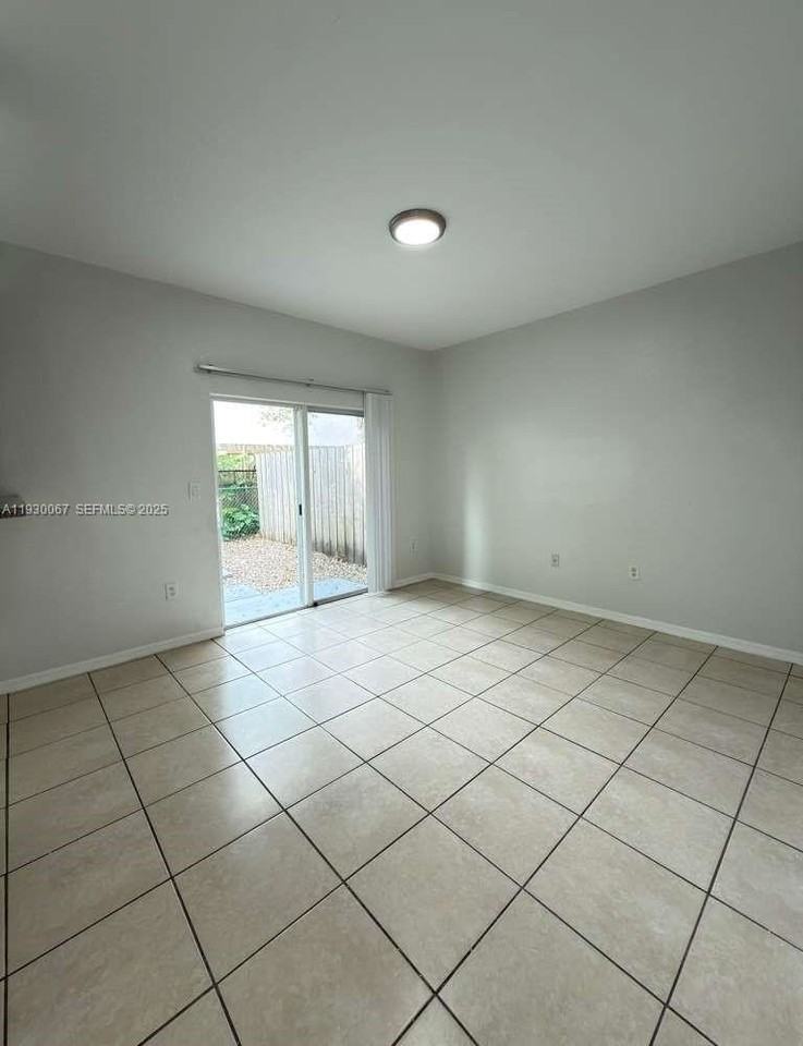 1692 SE 9th Ave #1692 - Photo 5 of 19