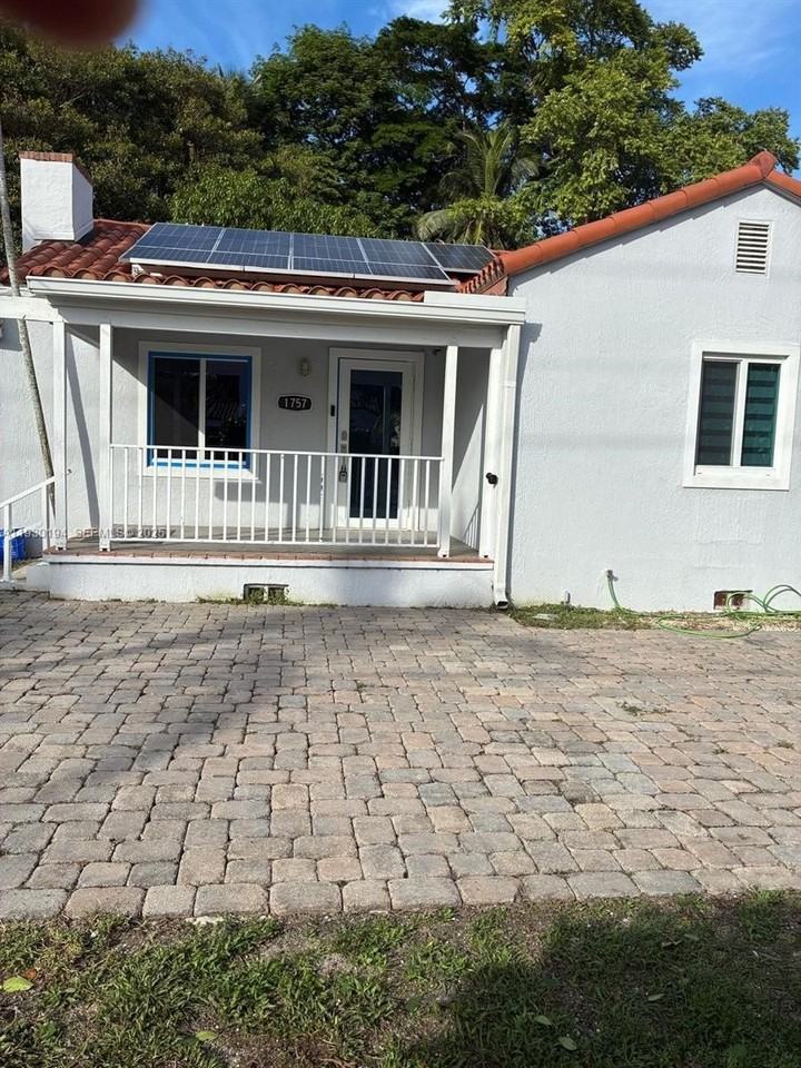 1757 Southwest 24th Terrace - Photo 4 of 40