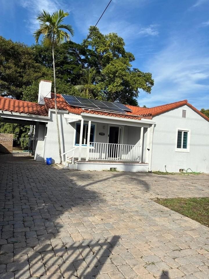 1757 Southwest 24th Terrace - Photo 6 of 40