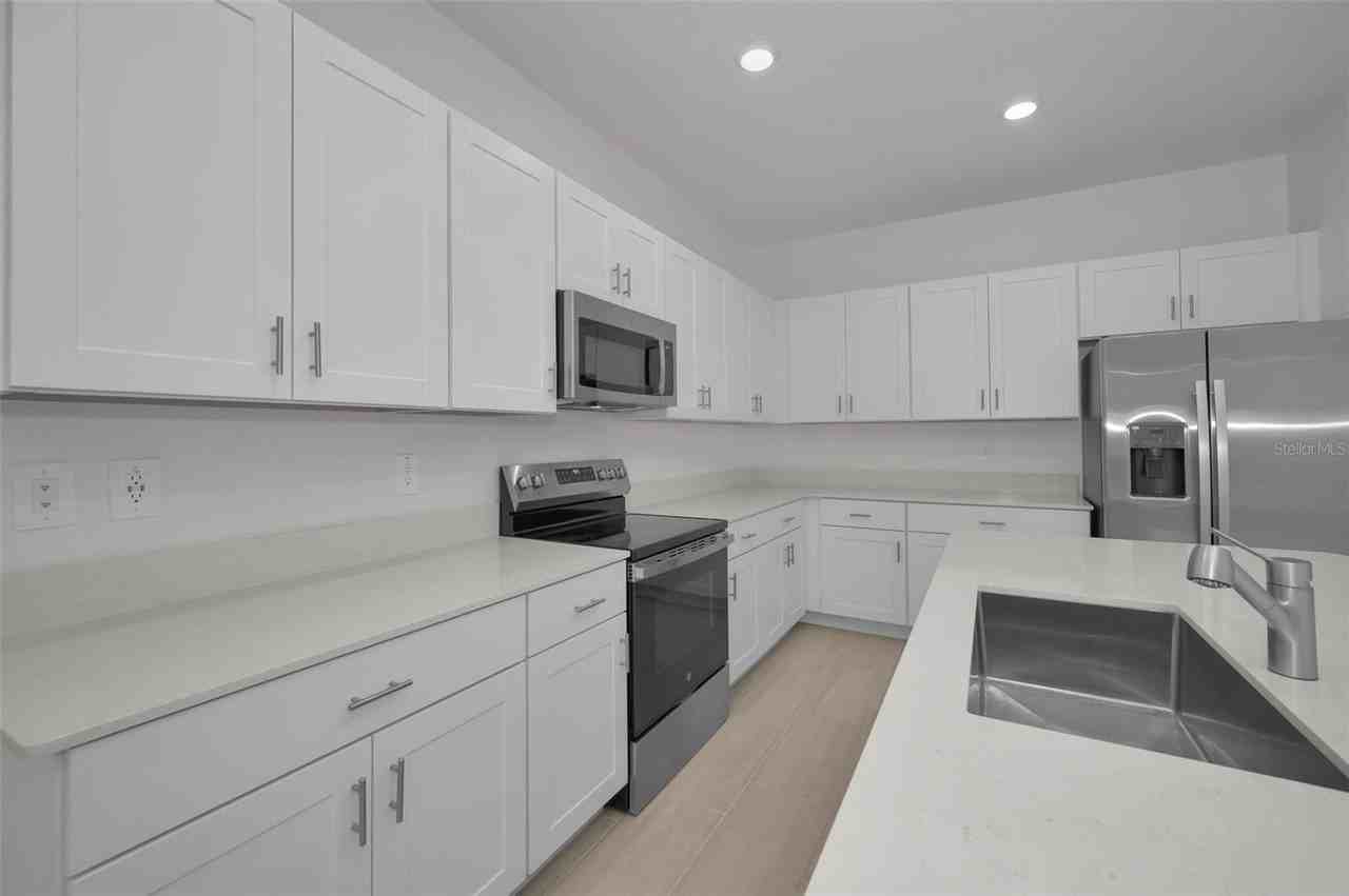 18200 Pleasantview Blvd - Photo 6 of 31