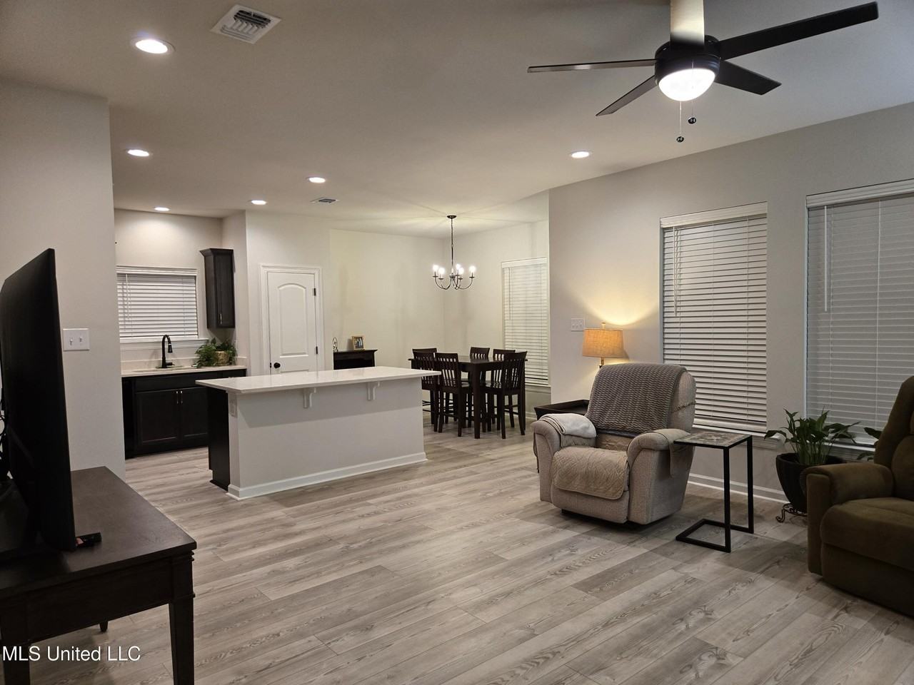 14334 Southern Oak Ave - Photo 5 of 34