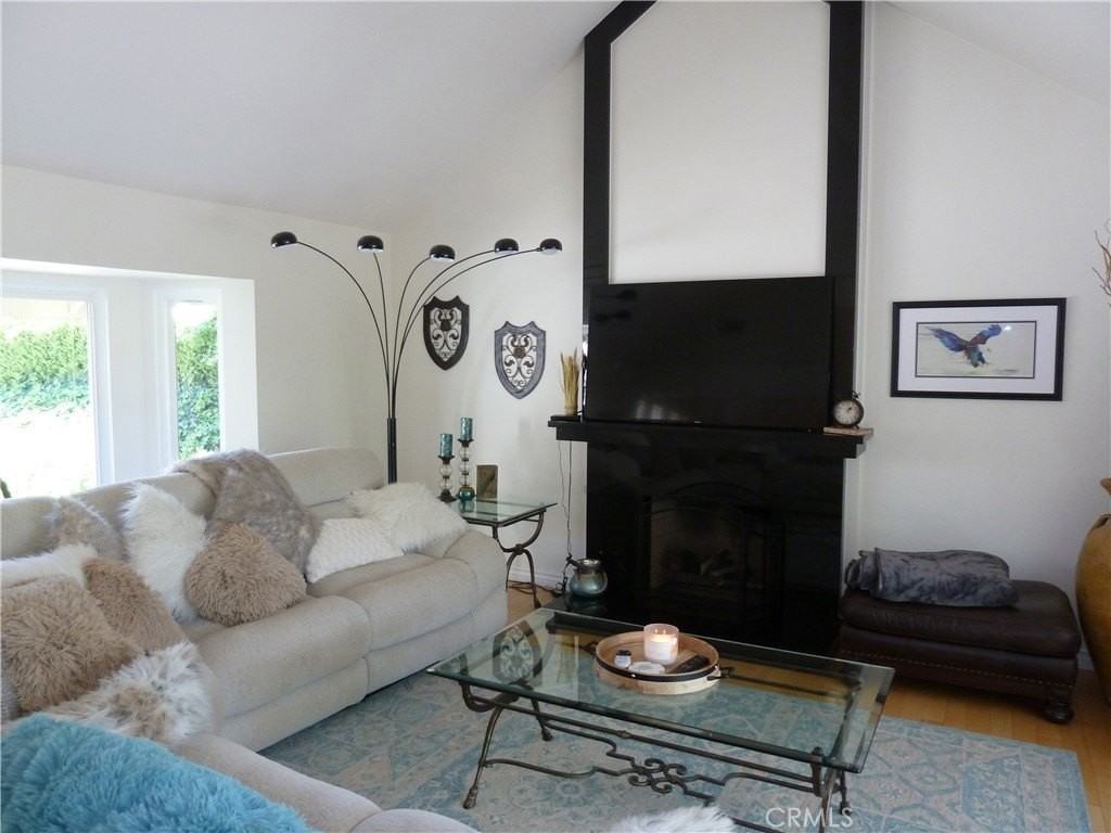 411 Newcastle Street - Photo 4 of 26