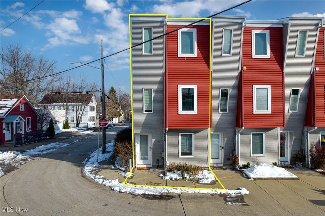 2565 West 9th Street - Photo 2 of 31