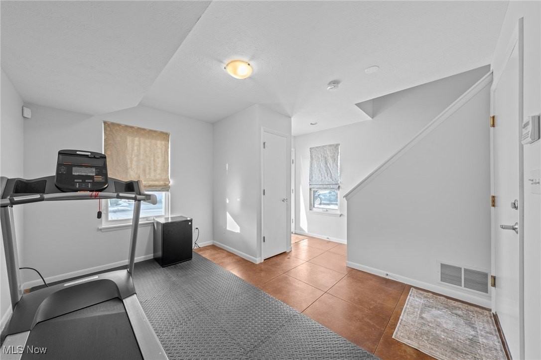 2565 West 9th Street - Photo 5 of 31