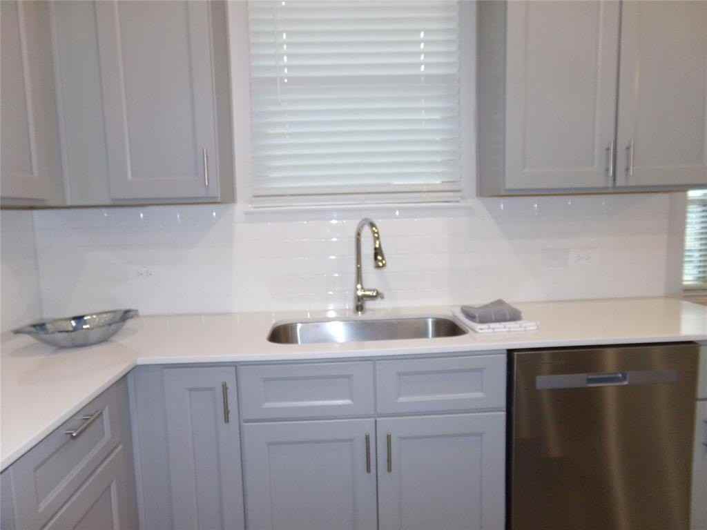 1748 Redding St - Photo 7 of 33