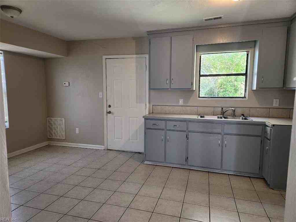 851 29th St - Photo 2 of 11