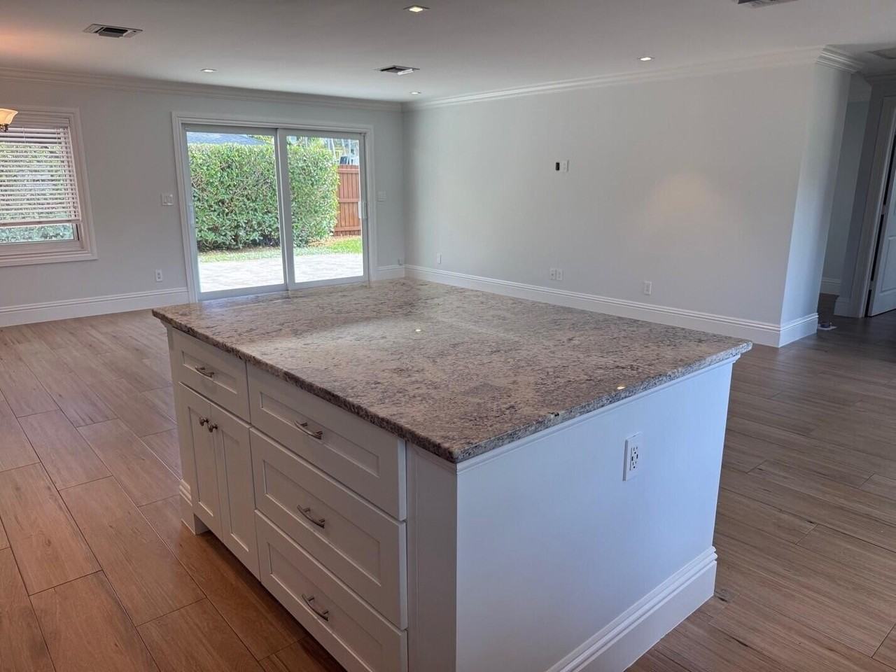 1611 Treemont Avenue - Photo 4 of 28