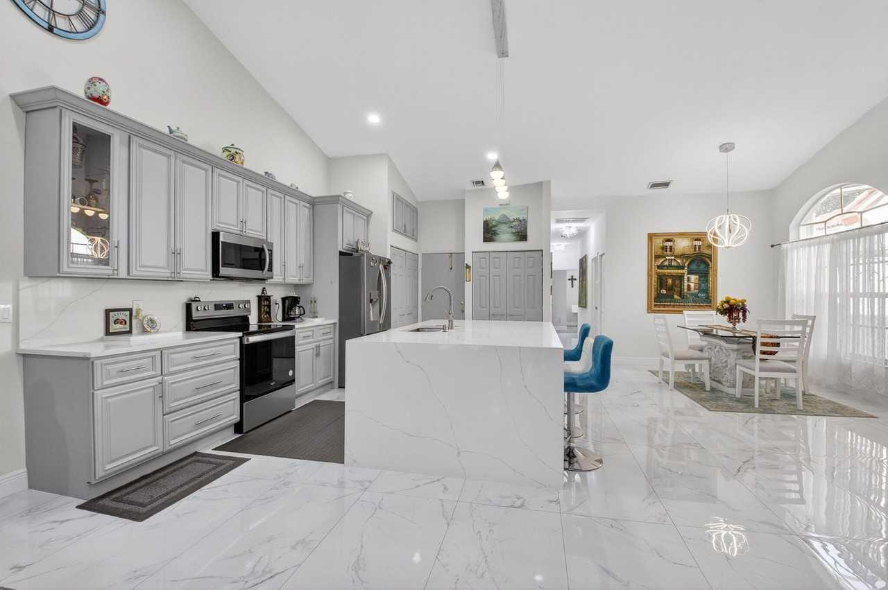 6247 Heliconia Road - Photo 3 of 25