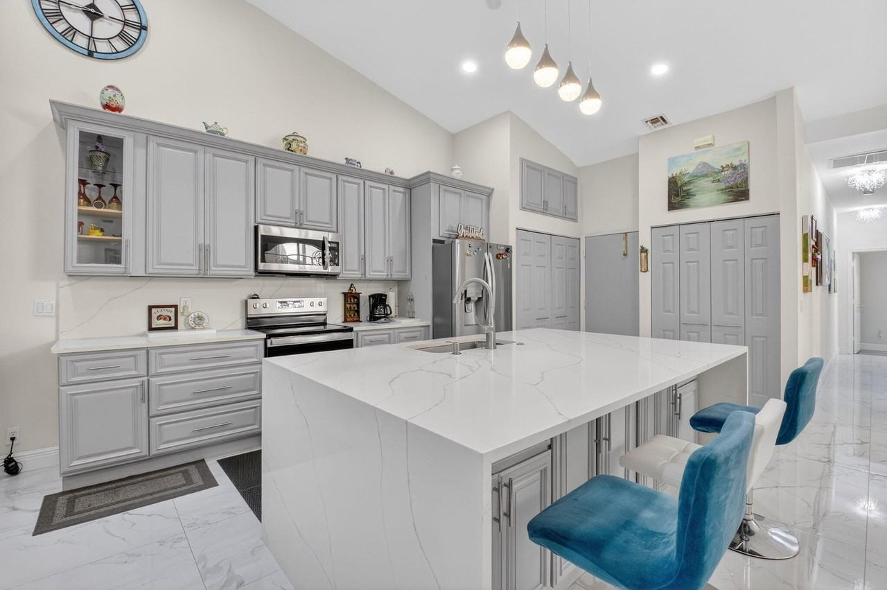 6247 Heliconia Road - Photo 5 of 25