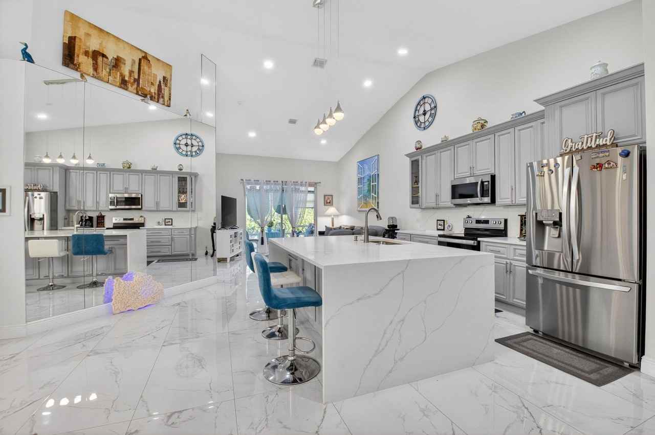 6247 Heliconia Road - Photo 6 of 25