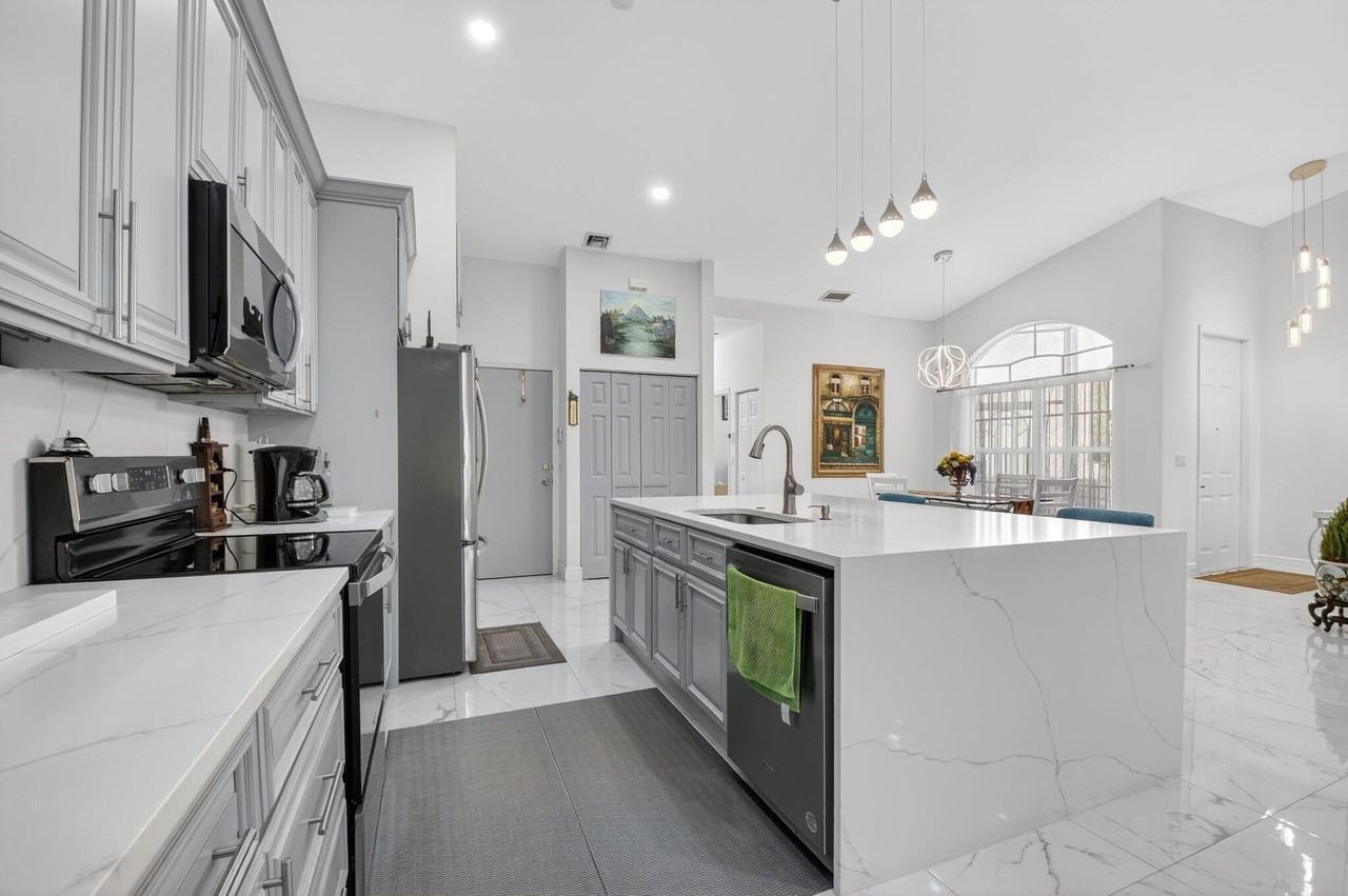 6247 Heliconia Road - Photo 7 of 25