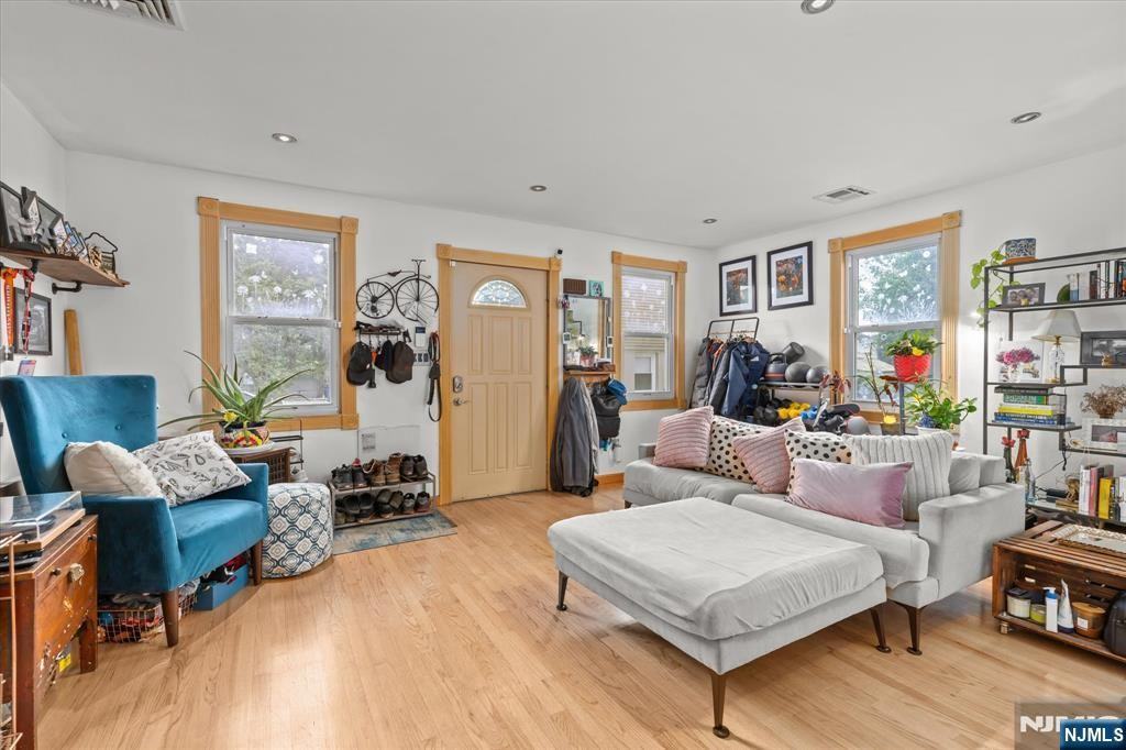 274 Warren Street - Photo 6 of 25