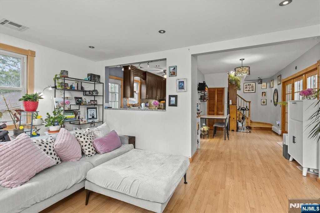 274 Warren Street - Photo 7 of 25