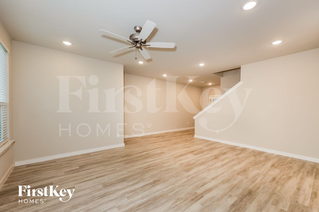 625 Sophia Way - Photo 3 of 16