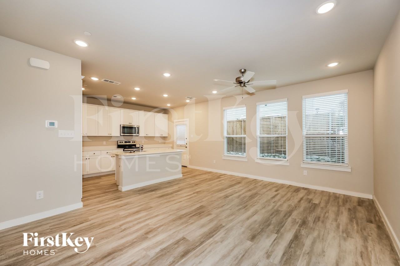 625 Sophia Way - Photo 4 of 16