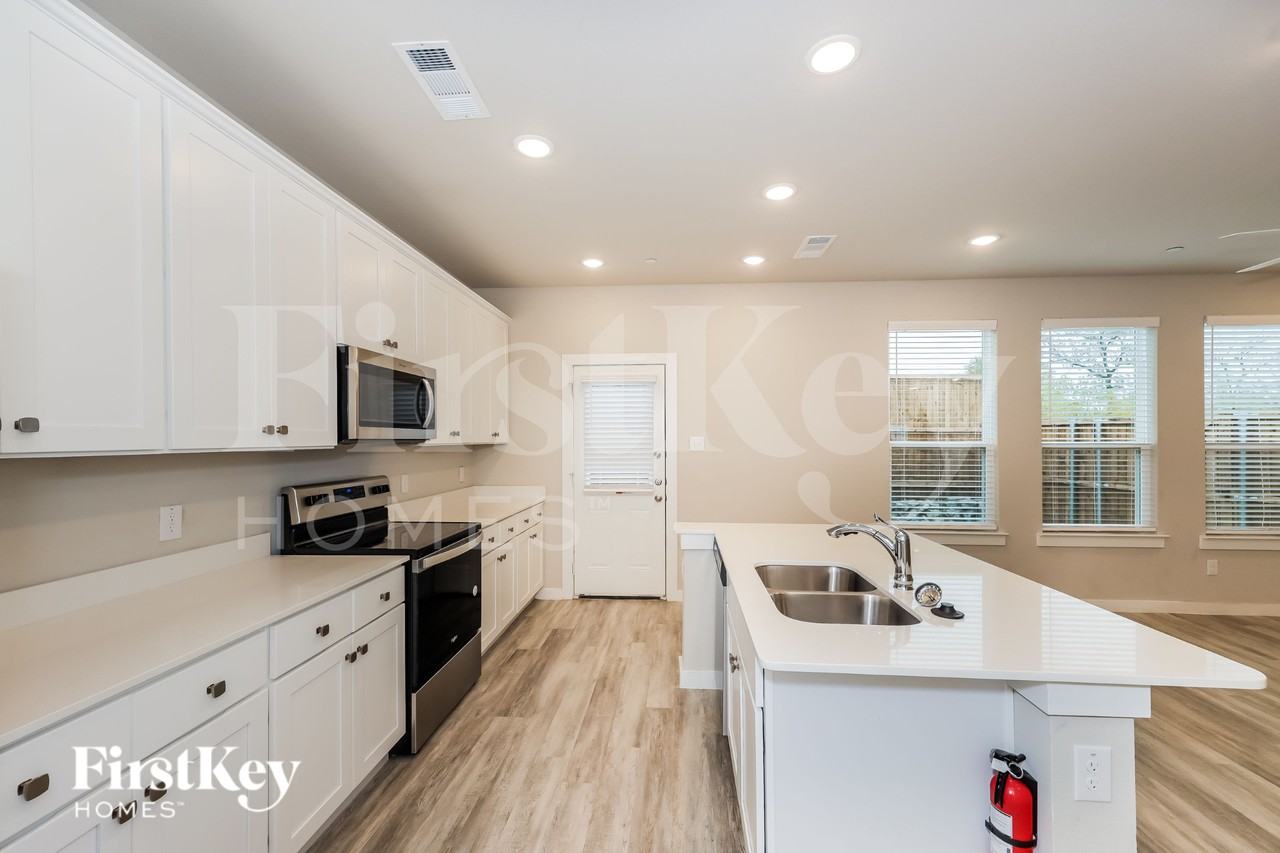 625 Sophia Way - Photo 7 of 16