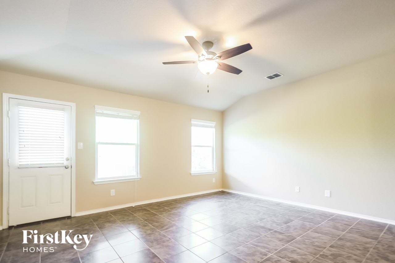 2115 Emerald Edge - Photo 3 of 15