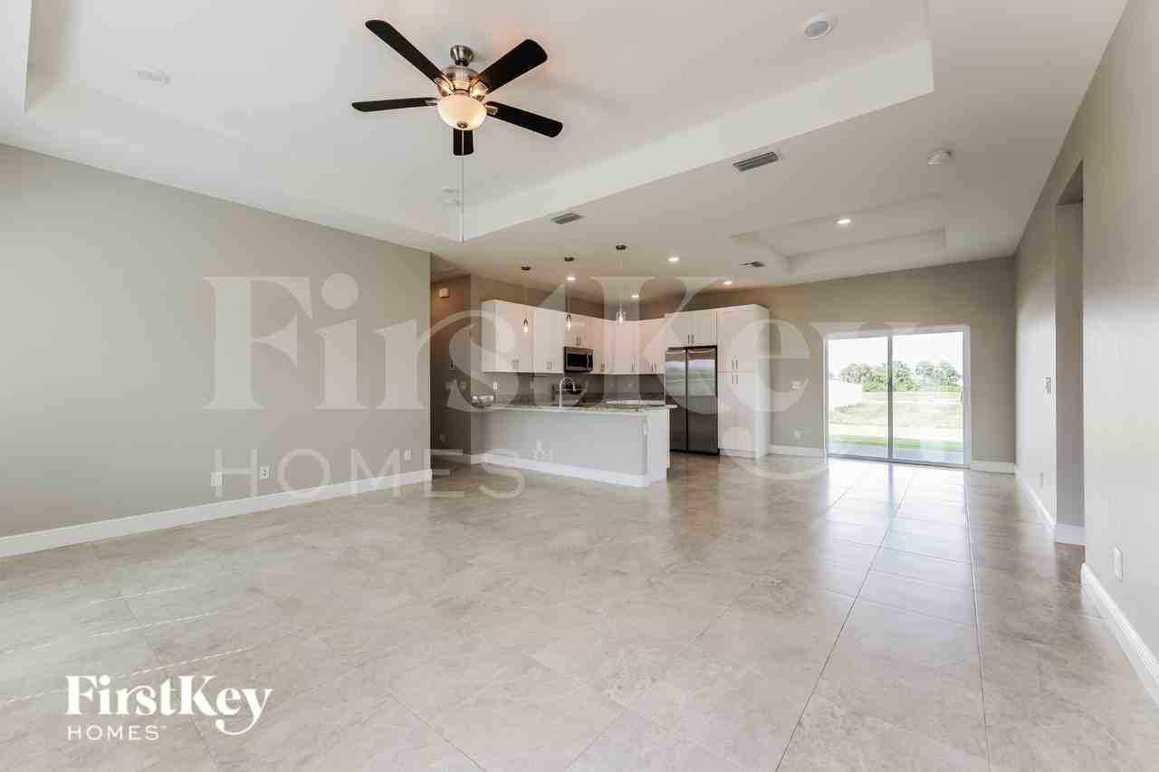 3757 Northeast 14th Avenue - Photo 3 of 16