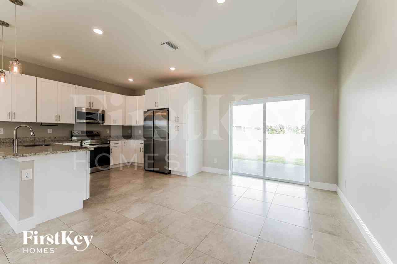 3757 Northeast 14th Avenue - Photo 4 of 16