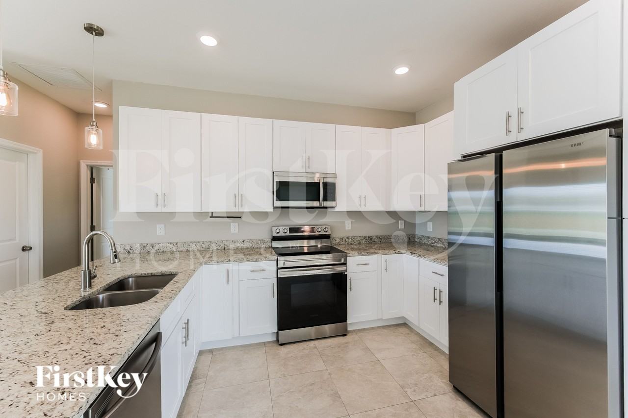 3757 Northeast 14th Avenue - Photo 5 of 16