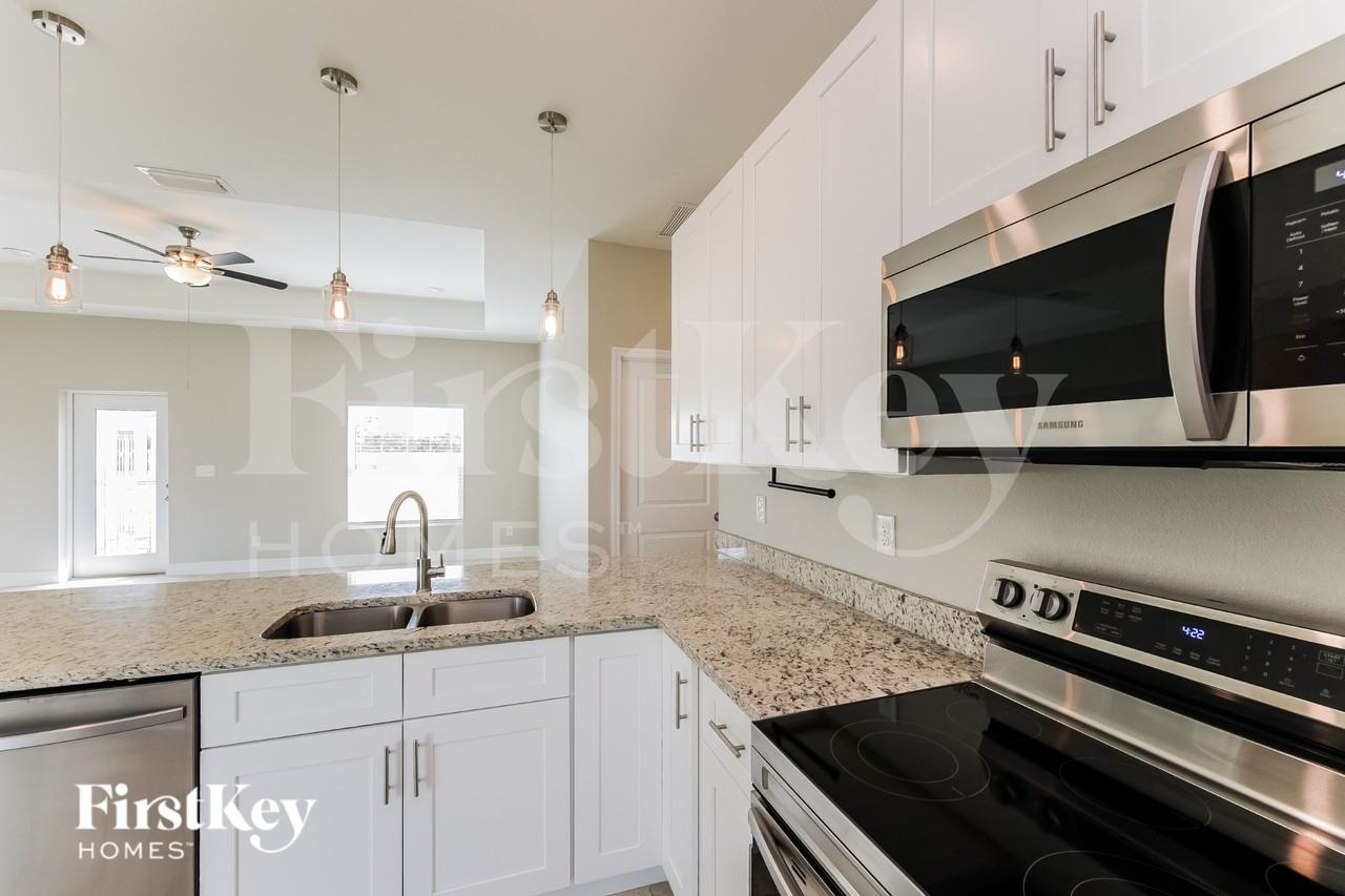 3757 Northeast 14th Avenue - Photo 6 of 16