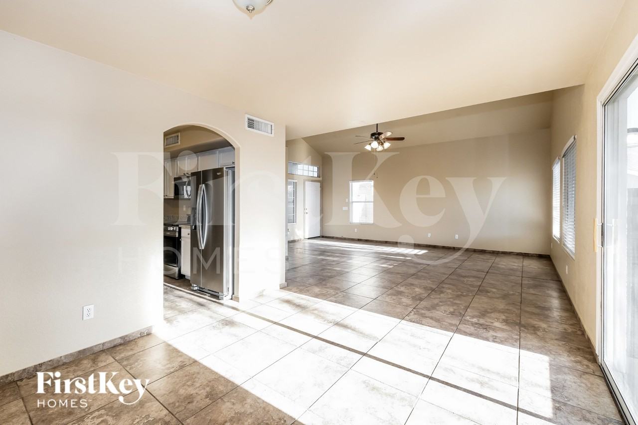 7351 W Eva St - Photo 6 of 19