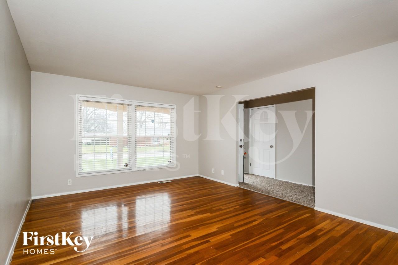 2718 Westminster Drive - Photo 4 of 15