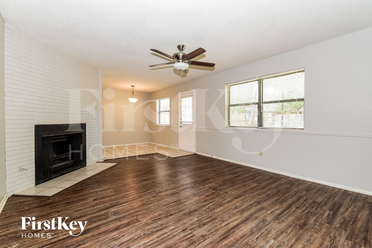 14912 Oakwood Lane - Photo 2 of 16