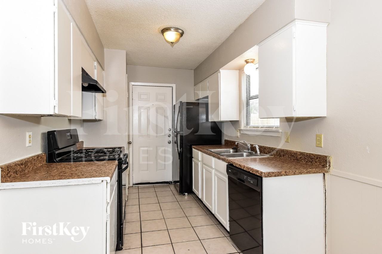 14912 Oakwood Lane - Photo 4 of 16