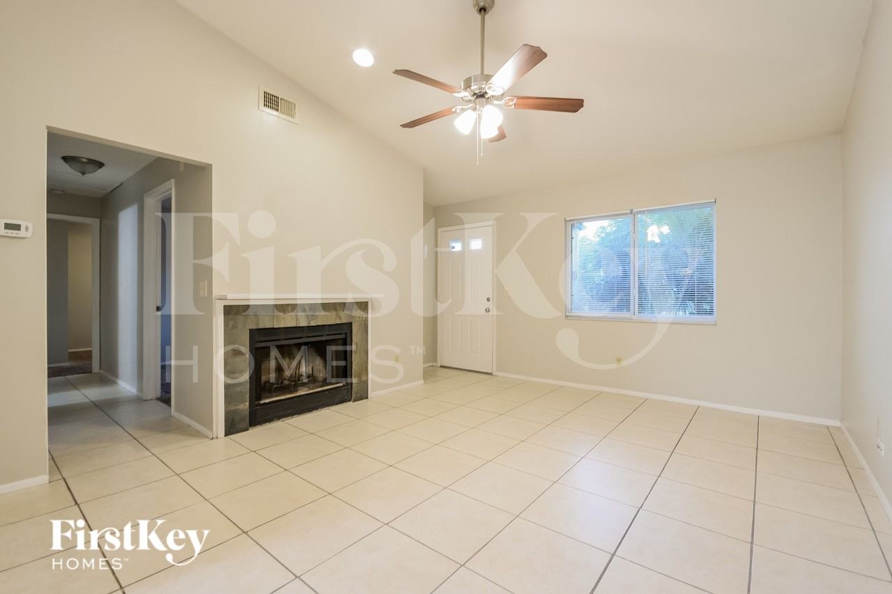 142 Cranfield Ct - Photo 5 of 17