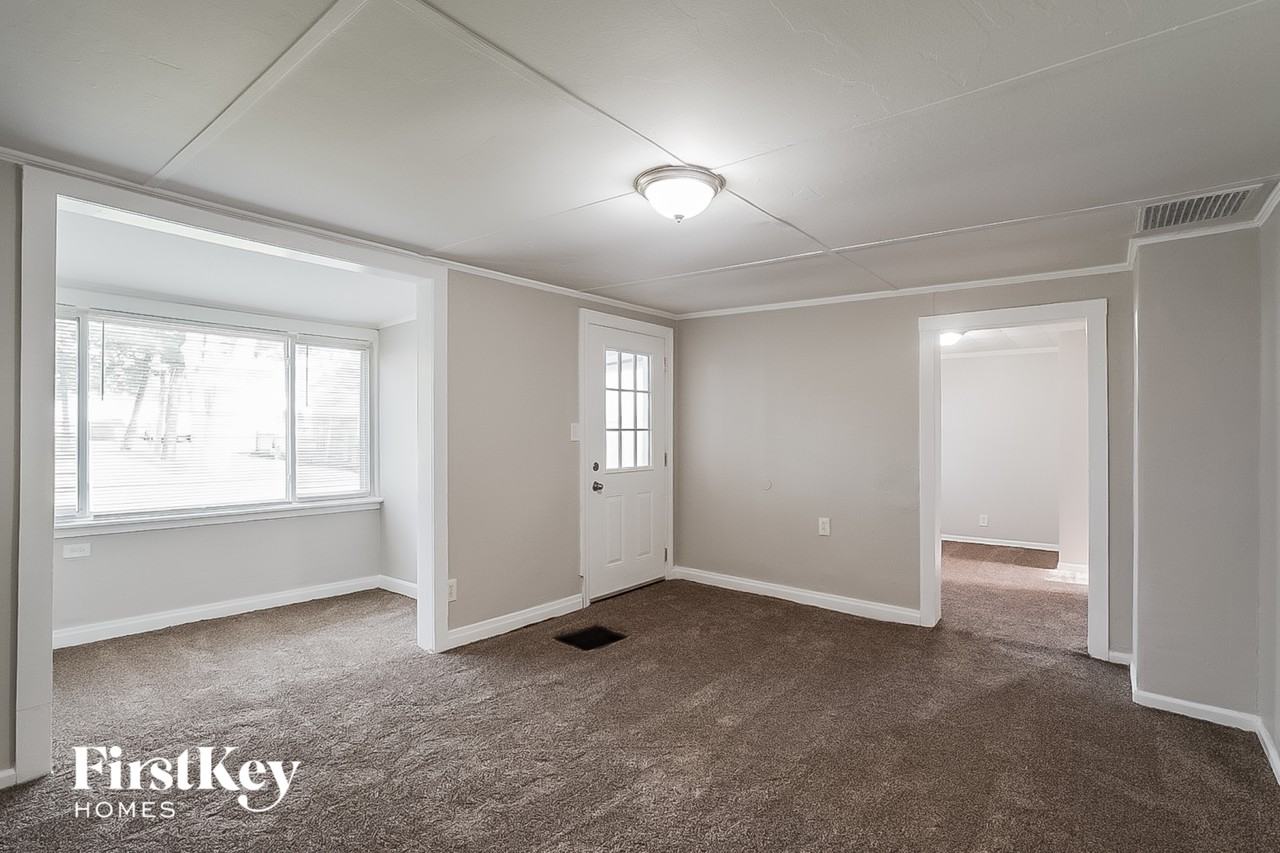 113 North Metropolitan Avenue - Photo 3 of 15