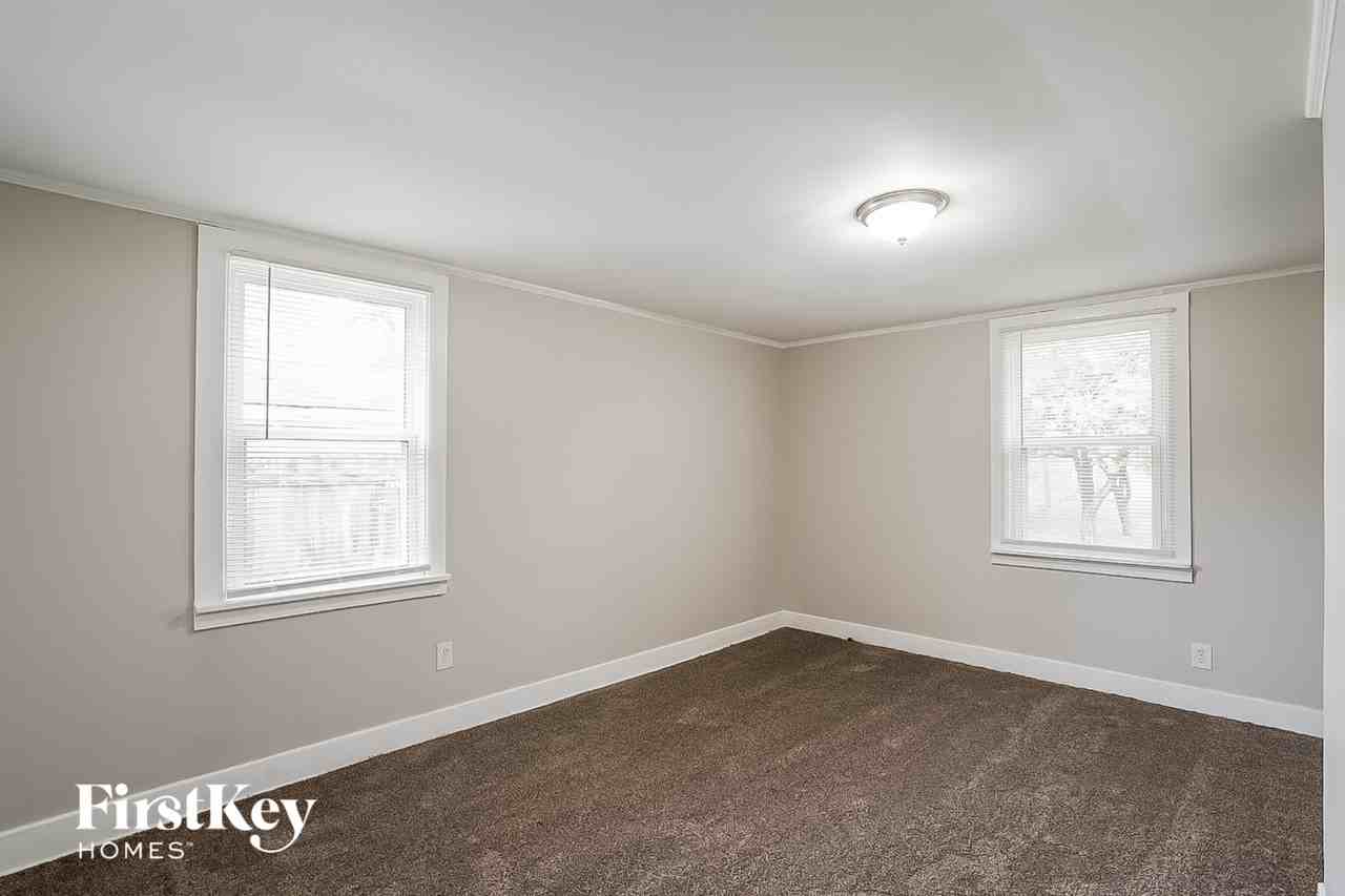 113 North Metropolitan Avenue - Photo 4 of 15